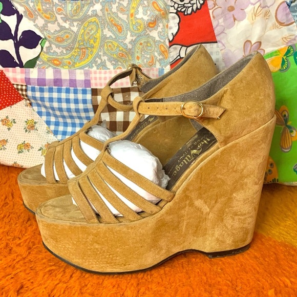 True Vintage 70s Golden Velvet Platform Sandals Size 7.5/8 - Picture 2 of 6